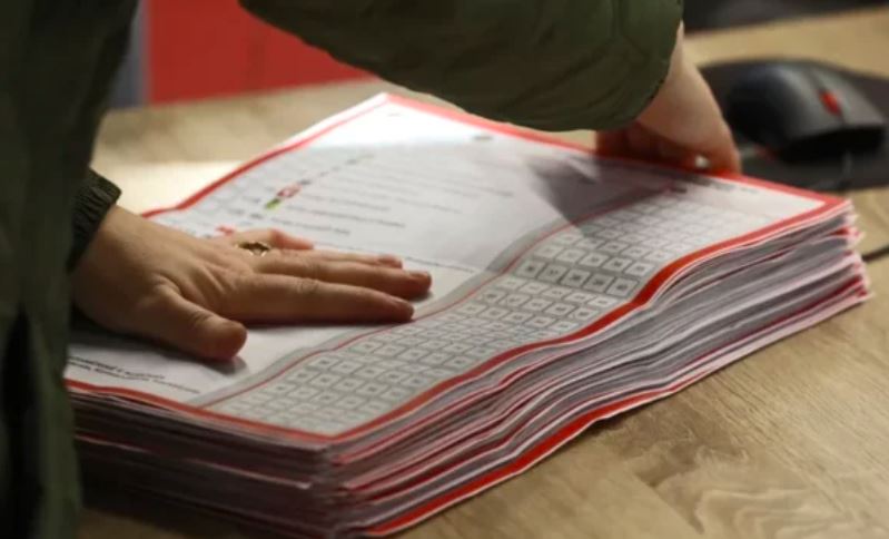 Elezi: Janë shpërndarë mbi 95% e pakove me fletëvotime për votimin me postë të diasporës