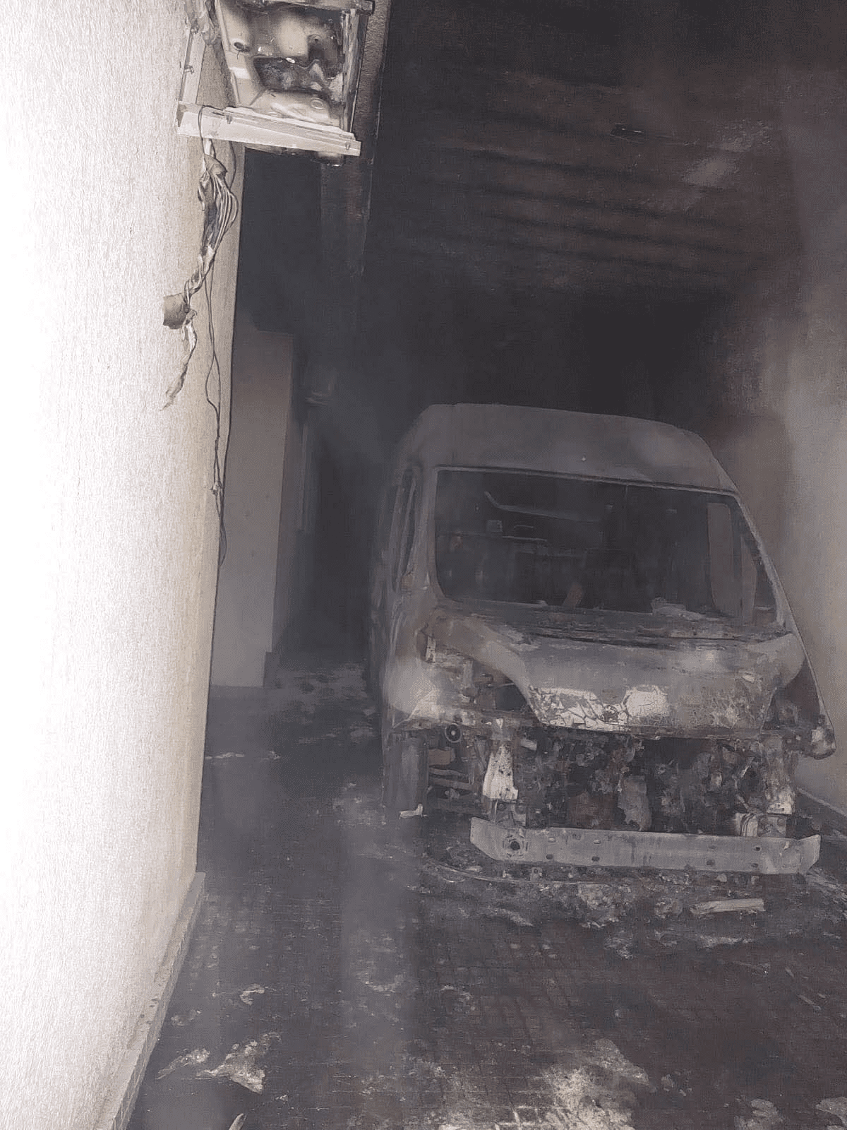 Terrorizohen banorët e fshatit Ratkoc: Një person i vë flakën autoambulancës, ndezë zjarrin edhe në disa shtëpi