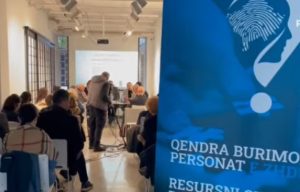 Familjarët kërkojnë drejtësi për të zhdukurit me konferencë në Serbi