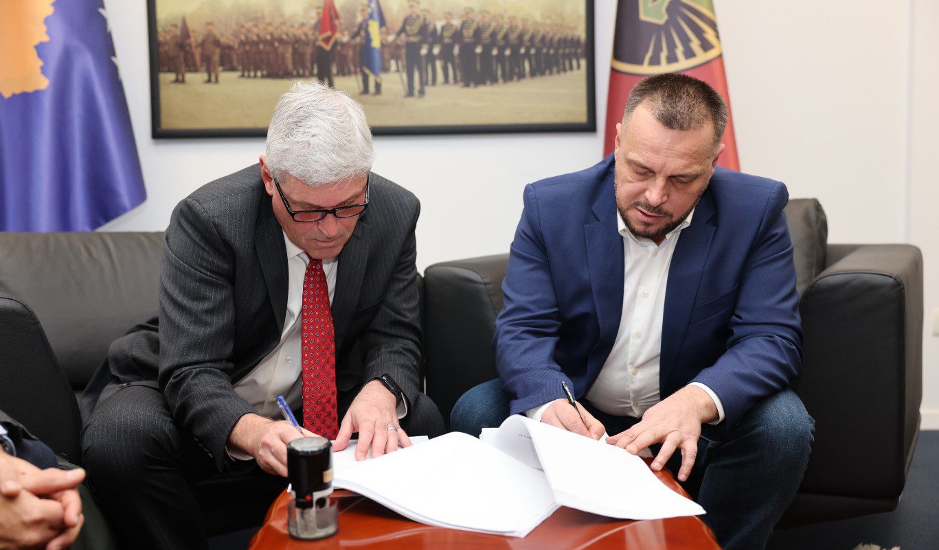 Nënshkruhet kontrata për furnizimin me sistemet mobile të artilerisë HUMVEE Hawkeye