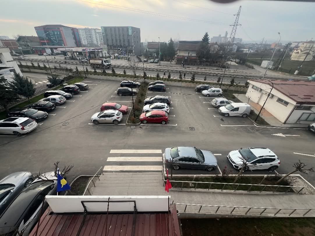 Parkingu i Komunës së Fushë Kosovës tani i hapur për qytetarët