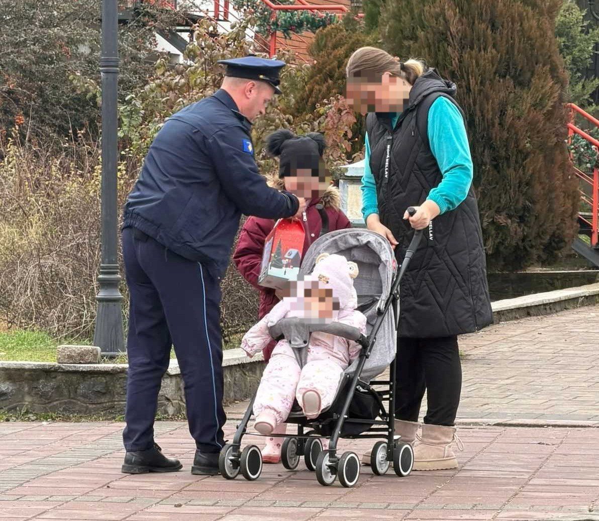 Policia e Kosovës sjell gëzim për fëmijët në Mitrovicën e Veriut me dhurata të Vitit të Ri