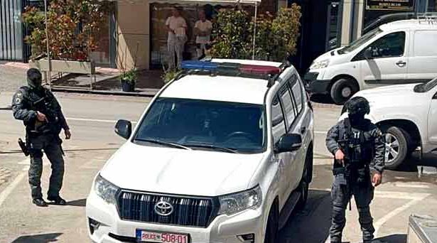 Prokuroria Speciale ka njoftuar se sot gjatë një operacioni policor është arrestuar R.H, i cili dyshohet se ka kryer veprat penale Krim i organizuar lidhur me vepren penale “Rrëmbimi” si dhe “Mbajtja në pronësi, kontroll ose posedim të paautorizuar të armëve”.  Tutje, PSRK-ja bën të ditur se në aksioninin e sotëm, në të cilin kanë marrë pjesë njësitë relevante të Policisë së Kosovës, është rezultat i një procesi hetimor mbi dyshimet për rrëmbimin e një personi, rast i cili kishte ndodhur në vitin 2021.  “Lidhur me këtë rast, një tjetër i dyshuar ndodhet në paraburgim. Gjatë zbatimit të urdhrit të kontrollit janë siguruar prova relevante që do të shërbejnë gjatë procedurës hetimore. Brenda afatit ligjor, Prokuroria Speciale do të do të parashtrojë kërkesë për caktimin e masës së sigurisë ndaj të arrestuarit R.H”, thuhet në njoftim.