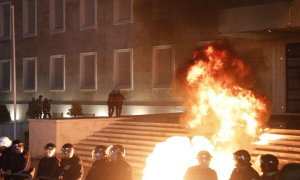 të plagosur në protestën mbrëmshme në Tiranë – Lëndohen një qytetar, fotografi dhe dy policë