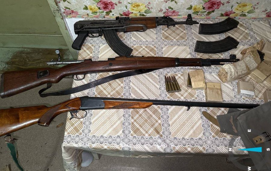 Policia gjen armë, municion e pajisje ushtarake në Leposaviq