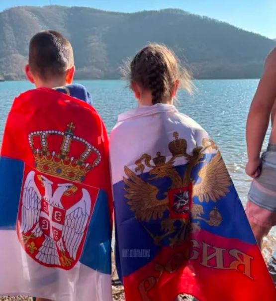 Srpska manifestacija na Ujmanu: Policija potvrđuje prisustvo srpskih i ruskih zastava na Ujmanu, ali navodi da su ih nosila maloletna lica