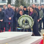 Vjosa Osmani dhe Fanë Rugova vendosin lule te varri i presidentit historik