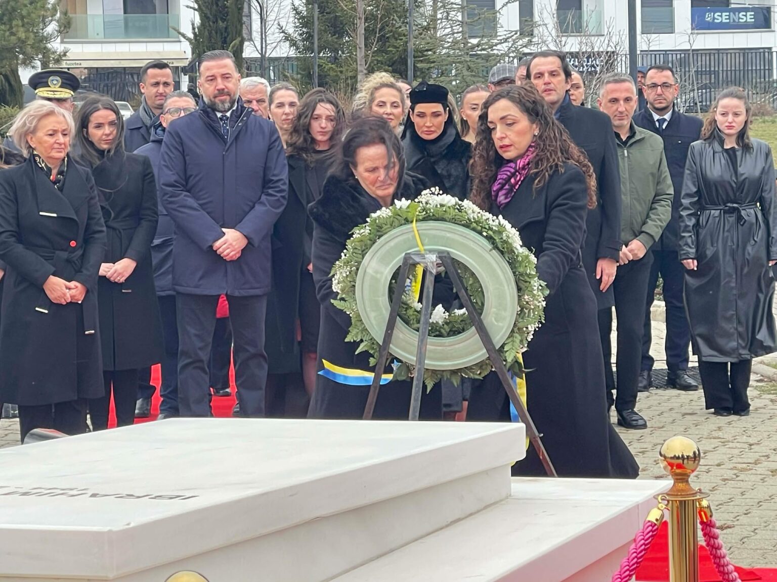 Vjosa Osmani dhe Fanë Rugova vendosin lule te varri i presidentit historik