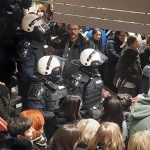 Tensione në Novi Sad: Forca të shumta policore në Fakultetin e Filozofisë, të gjithë ata që ishin brenda u nxorën jashtë