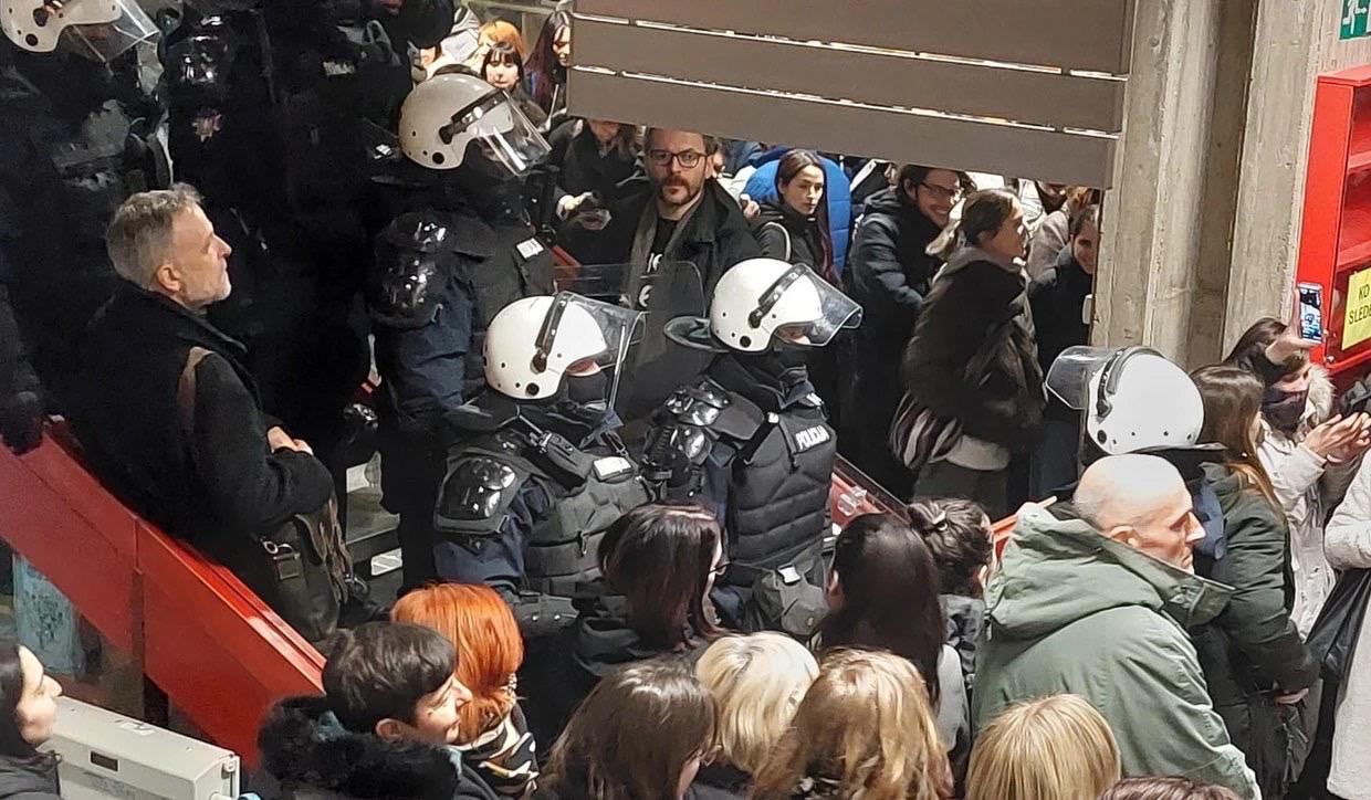 Napeto u Novom Sadu: Jake policijske snage na Filozofskom fakultetu, izbačeni svi koji su bili unutra