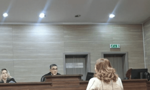 Burrin e ki në UÇK”, dëshmitarja tregon se si u dëbuan nga shtëpitë në Izbicë dhe maltretimet që ua bënë forcat serbe