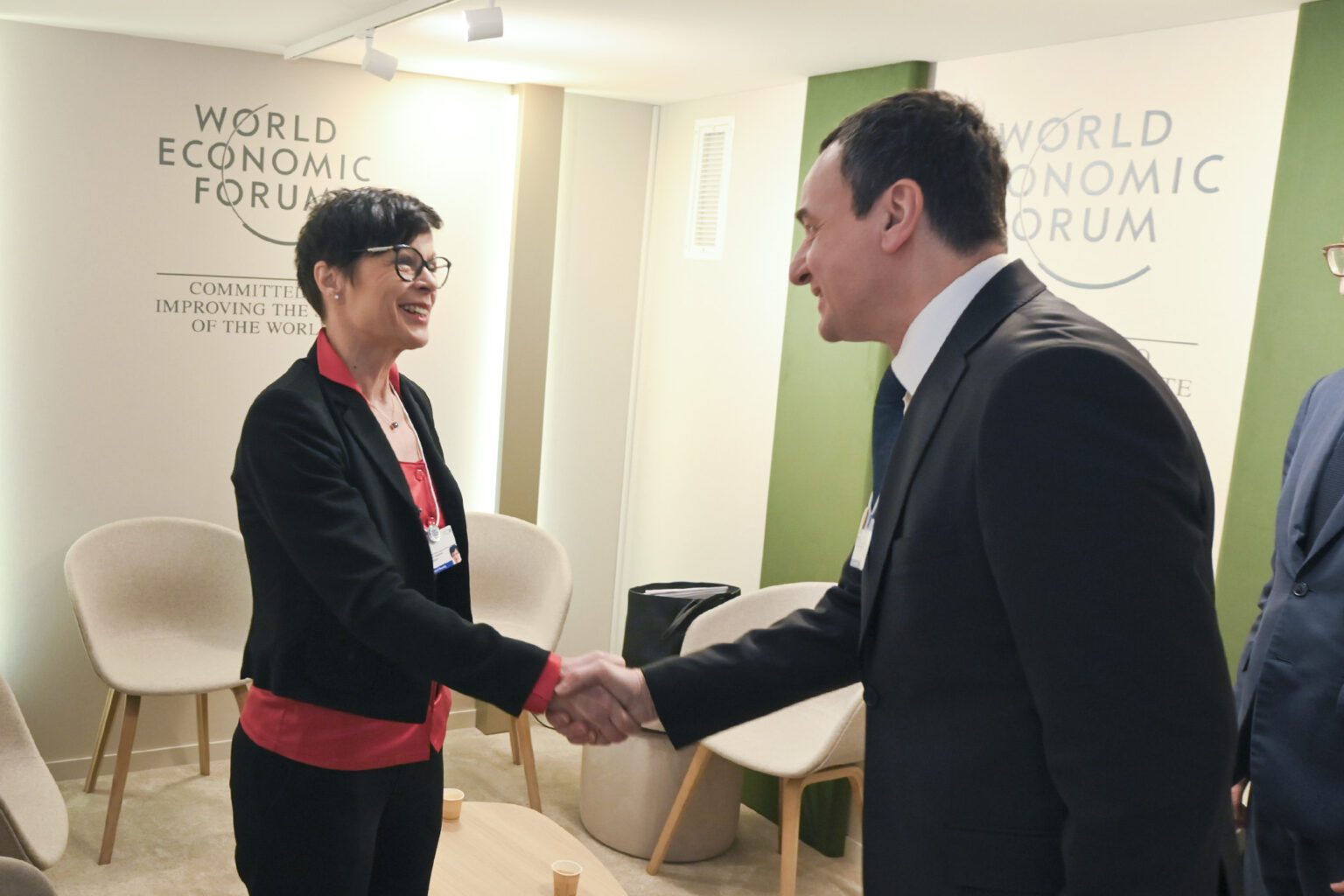 Kurti takohet me Komisioneren e BE-së për Zgjerim, Marta Kos, në Forumin Ekonomik Botëror