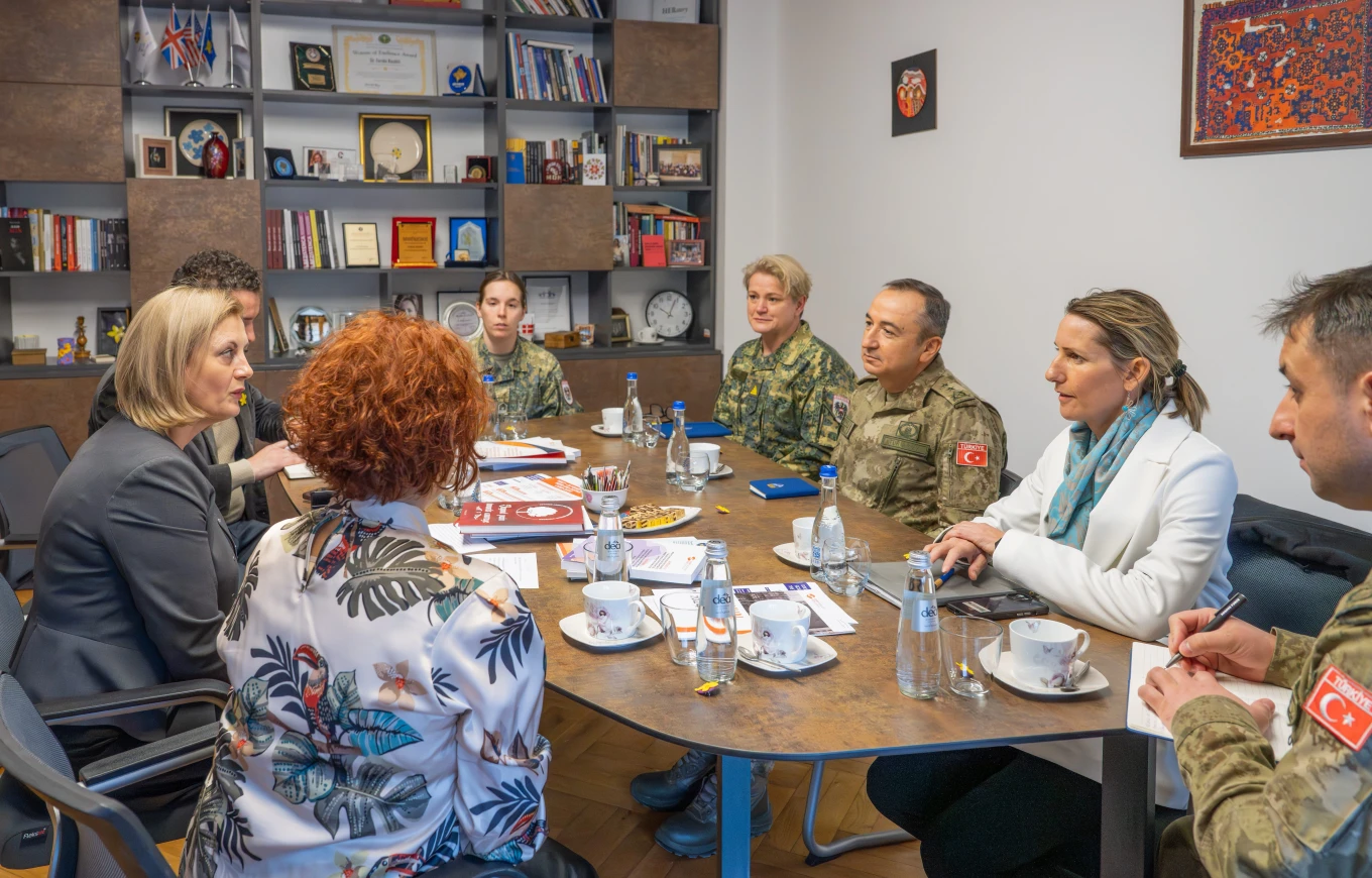 Ndikimi i traumës së luftës në shoqëri, temë e takimit të KFOR-it me Qendrën për viktimat e torturës