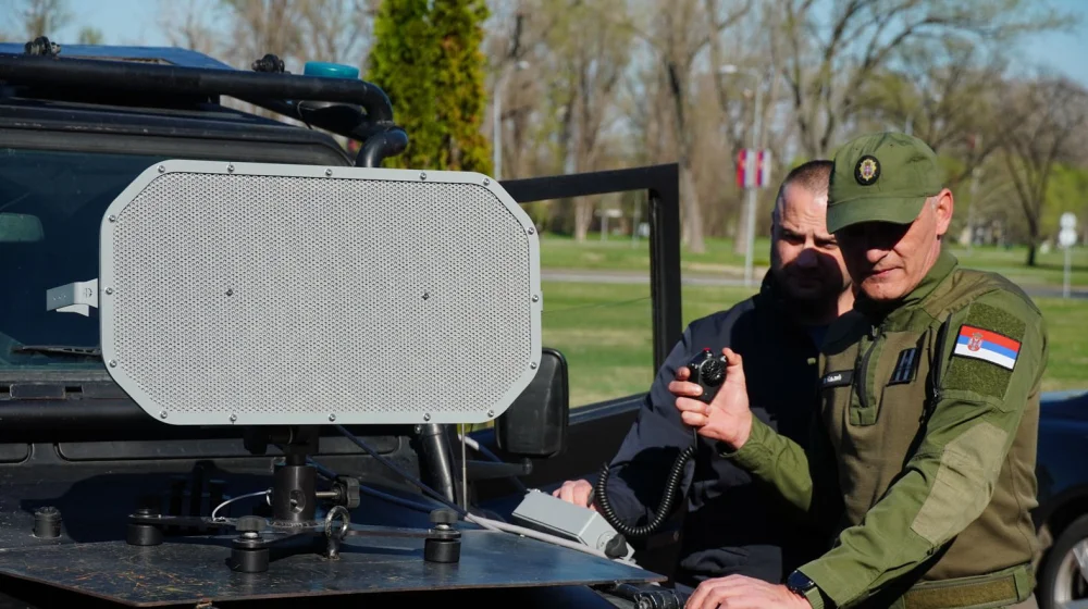 Politico: Srbija dopustila Putinovim špijunima da zvučnim topovima ubijaju pse